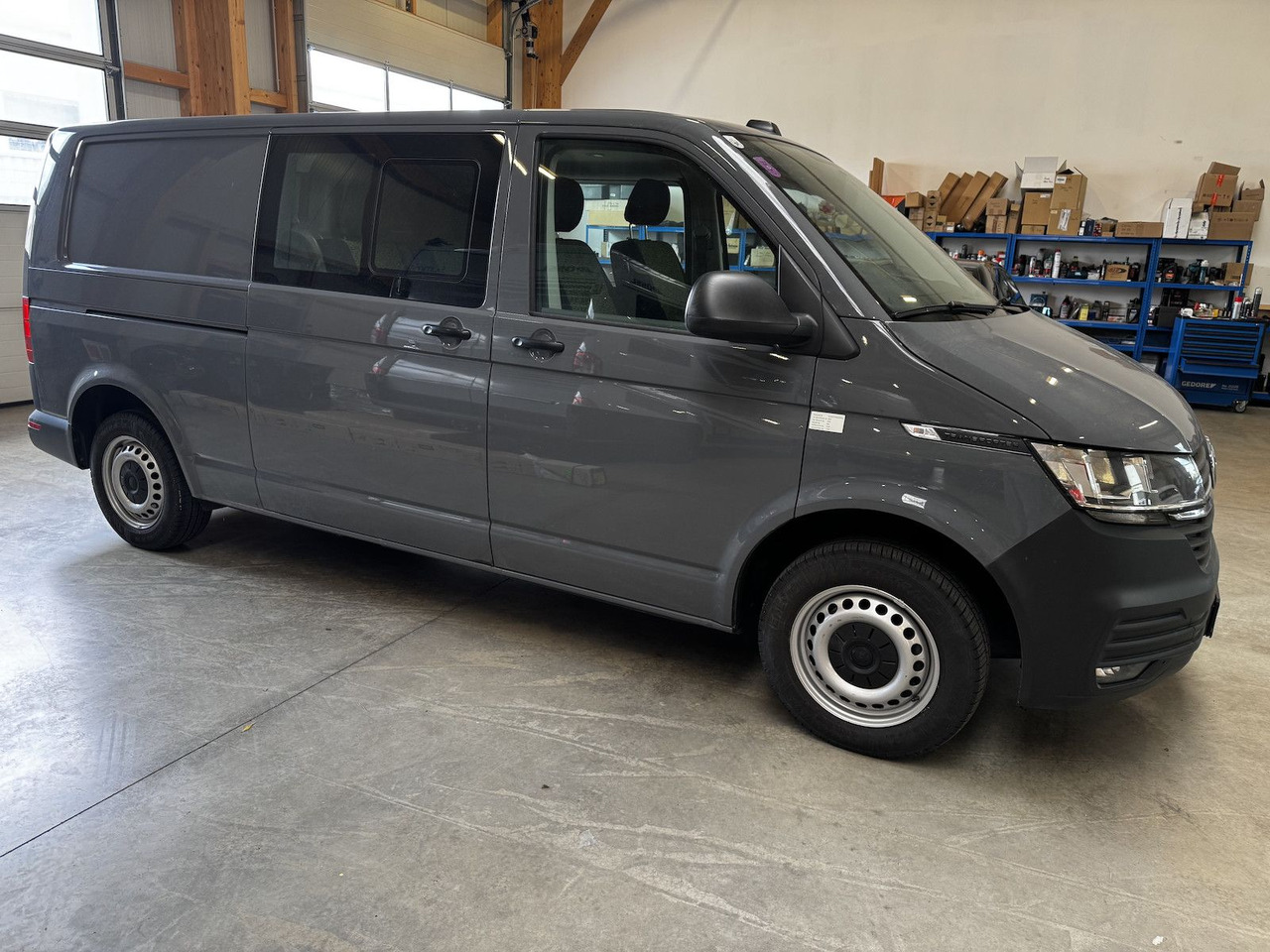 Volkswagen T6.1 lang 5-Sitzer 2.0 TDI 4Motion puregrey - Kleintransporter, Transporter mit Doppelkabine: das Bild 5 Volkswagen T6.1 lang 5-Sitzer 2.0 TDI 4Motion puregrey - Kleintransporter, Transporter mit Doppelkabine: das Bild 5