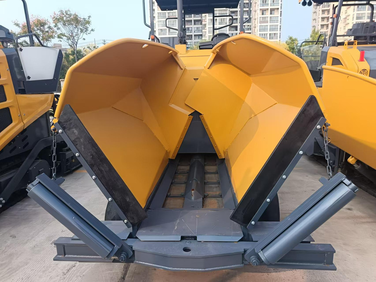 XCMG Official Road Machinery Used Asphalt Paver RP453L 3.4m Small Asphalt Paver Price - Asphaltfertiger/ Straßenfertiger: das Bild 2 XCMG Official Road Machinery Used Asphalt Paver RP453L 3.4m Small Asphalt Paver Price - Asphaltfertiger/ Straßenfertiger: das Bild 2