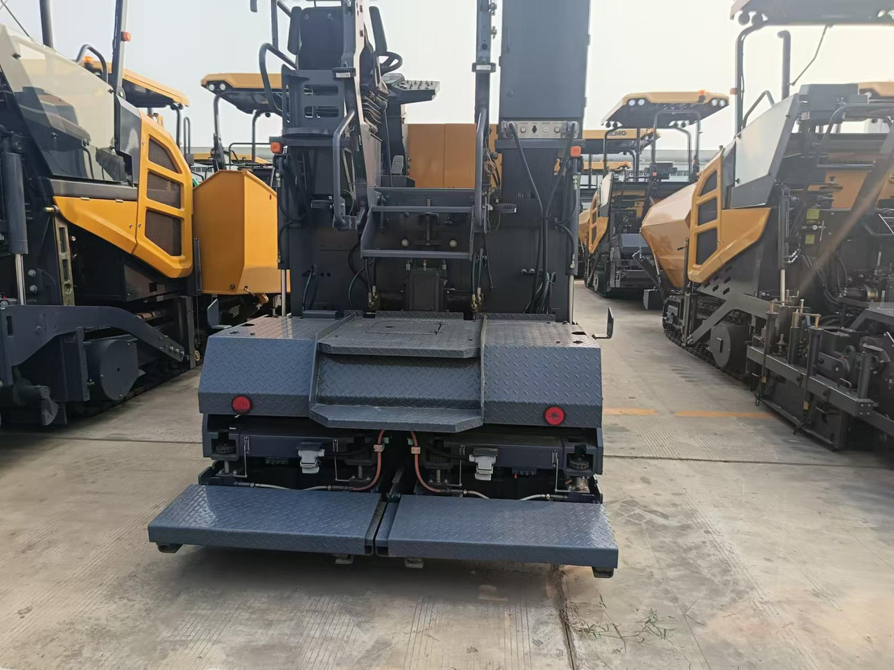 XCMG Official Road Machinery Used Asphalt Paver RP453L 3.4m Small Asphalt Paver Price - Asphaltfertiger/ Straßenfertiger: das Bild 3 XCMG Official Road Machinery Used Asphalt Paver RP453L 3.4m Small Asphalt Paver Price - Asphaltfertiger/ Straßenfertiger: das Bild 3