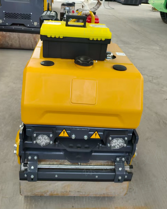 XCMG XMR083 light mini double drum 1 ton vibratory compactor - Kleine Walze: das Bild 5 XCMG XMR083 light mini double drum 1 ton vibratory compactor - Kleine Walze: das Bild 5
