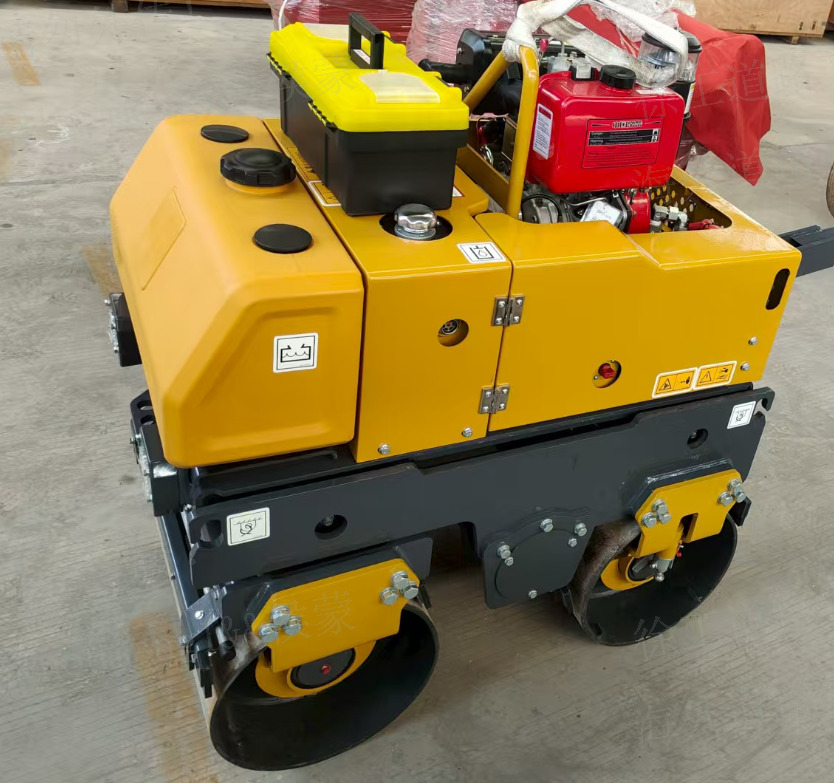 XCMG XMR083 light mini double drum 1 ton vibratory compactor - Kleine Walze: das Bild 4 XCMG XMR083 light mini double drum 1 ton vibratory compactor - Kleine Walze: das Bild 4