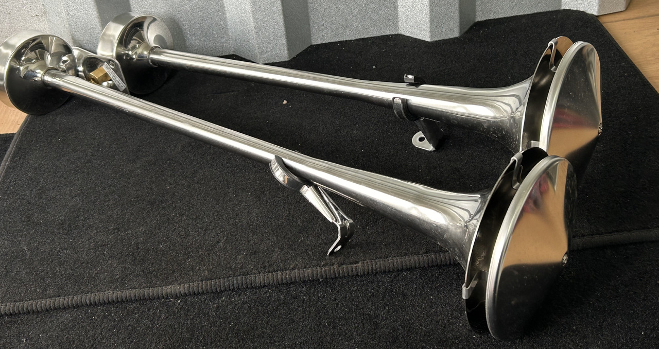 FIAMM 2 TRUMPETS, SHORT + LONG + ASSEMBLY KIT FIAMM, ORIGINAL FOR MERCEDES ACTROS MP5 - Universalteil: das Bild 1 FIAMM 2 TRUMPETS, SHORT + LONG + ASSEMBLY KIT FIAMM, ORIGINAL FOR MERCEDES ACTROS MP5 - Universalteil: das Bild 1