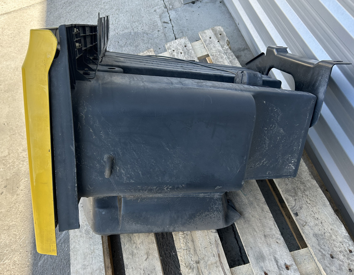 MERCEDES ACTROS MP5 STORAGE COMPARTMENT EXTENSION OF THE STEPS LEFT - Universalteil: das Bild 3 MERCEDES ACTROS MP5 STORAGE COMPARTMENT EXTENSION OF THE STEPS LEFT - Universalteil: das Bild 3