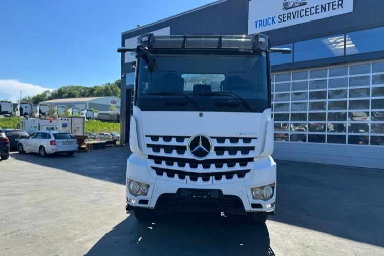 Mercedes-Benz Arocs 3251 8x4 - Abrollkipper: das Bild 2 Mercedes-Benz Arocs 3251 8x4 - Abrollkipper: das Bild 2