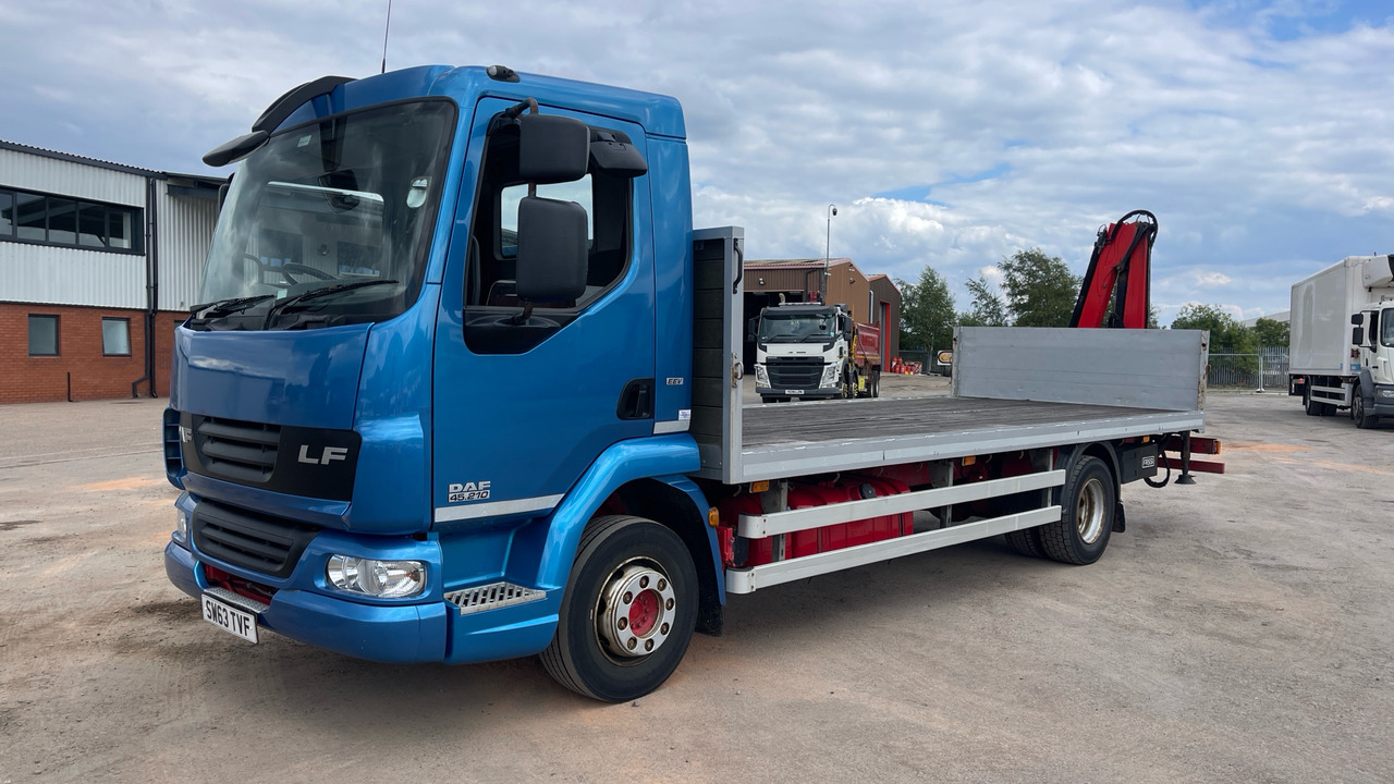 DAF LF 45.210 - Pritsche LKW, Autokran: das Bild 2 DAF LF 45.210 - Pritsche LKW, Autokran: das Bild 2