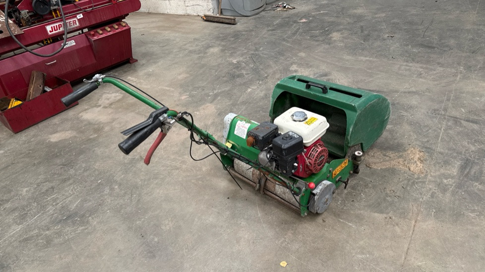 DENNIS FT20 PEDESTRIAN CYLINDER MOWER NO UNIT, GRASS BOX - Rasenmäher: das Bild 4 DENNIS FT20 PEDESTRIAN CYLINDER MOWER NO UNIT, GRASS BOX - Rasenmäher: das Bild 4