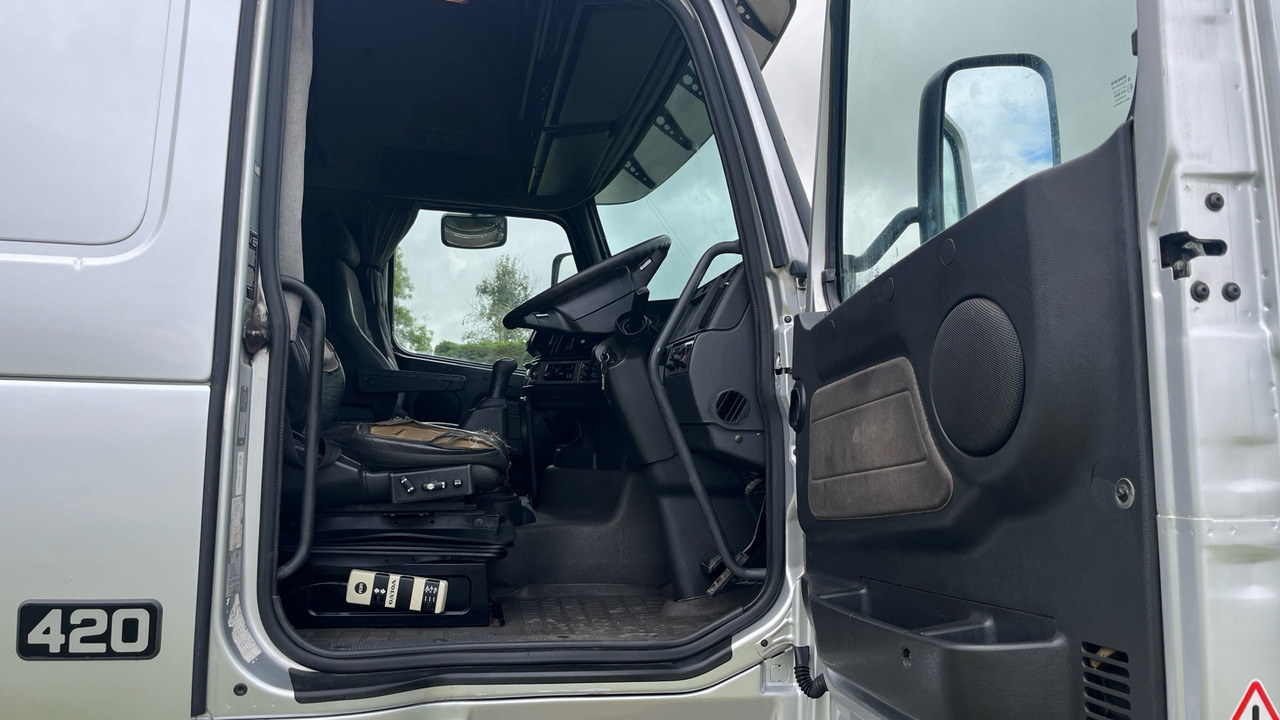 VOLVO FH12.420 SILVER EDITION - XL GLOBETROTTER - Sattelzugmaschine: das Bild 5 VOLVO FH12.420 SILVER EDITION - XL GLOBETROTTER - Sattelzugmaschine: das Bild 5