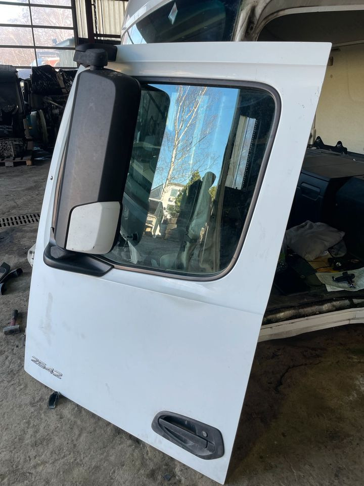 Actros MP4 Fahrertür, Tür Links Weiß Spiegel Innenverkleidung - Tür und Teile für LKW: das Bild 2 Actros MP4 Fahrertür, Tür Links Weiß Spiegel Innenverkleidung - Tür und Teile für LKW: das Bild 2