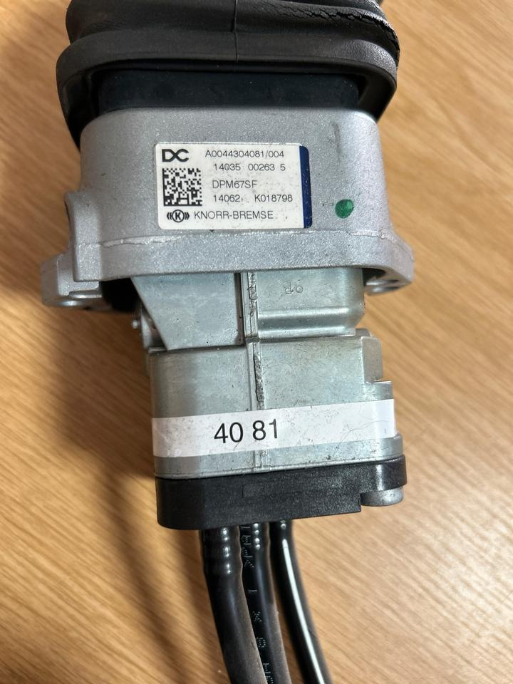 Atego 4 EU 6 bremsventil Handbremsventil KNORR-BREMSE A0044304081 - Bremsventil für LKW: das Bild 2 Atego 4 EU 6 bremsventil Handbremsventil KNORR-BREMSE A0044304081 - Bremsventil für LKW: das Bild 2