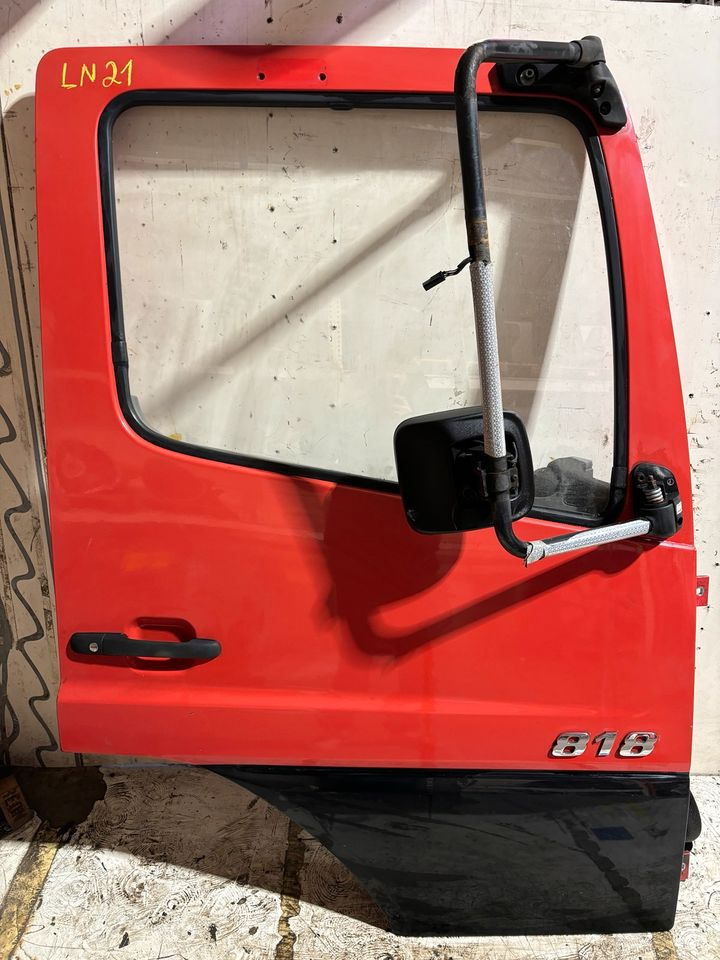 Atego Beifahrertür,rot,Innenverkleidung LN 21 - Tür und Teile für LKW: das Bild 2 Atego Beifahrertür,rot,Innenverkleidung LN 21 - Tür und Teile für LKW: das Bild 2