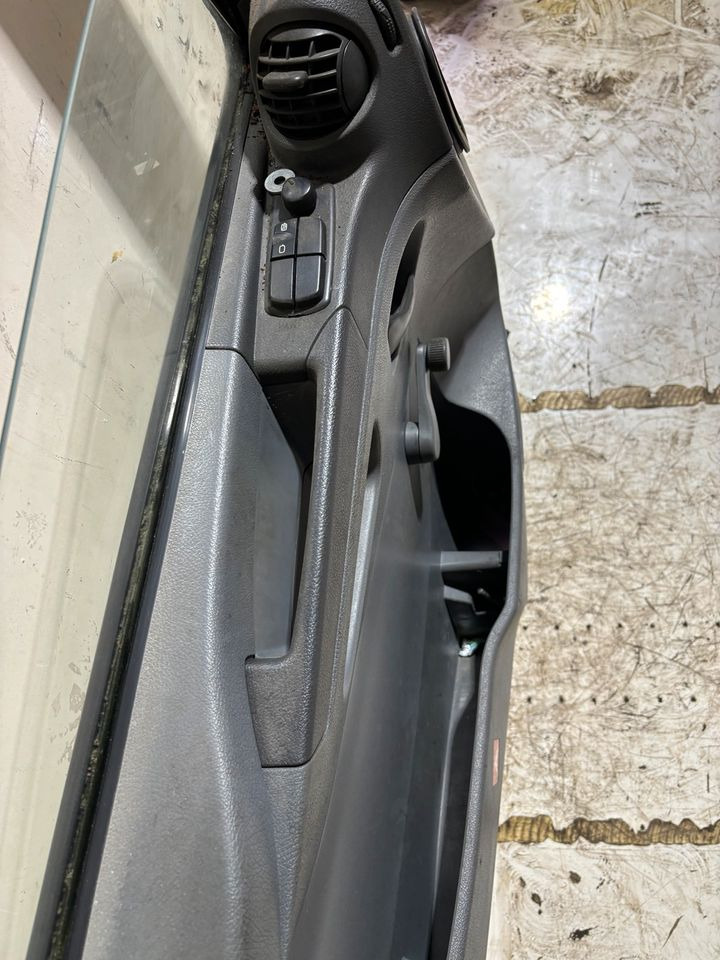 Atego Fahrertür,weiß, Innenverkleidung, manu-fensterheber, LN 16 - Tür und Teile für LKW: das Bild 5 Atego Fahrertür,weiß, Innenverkleidung, manu-fensterheber, LN 16 - Tür und Teile für LKW: das Bild 5