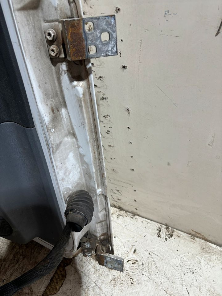 Atego Fahrertür,weiß, Innenverkleidung, manu-fensterheber, LN 16 - Tür und Teile für LKW: das Bild 4 Atego Fahrertür,weiß, Innenverkleidung, manu-fensterheber, LN 16 - Tür und Teile für LKW: das Bild 4