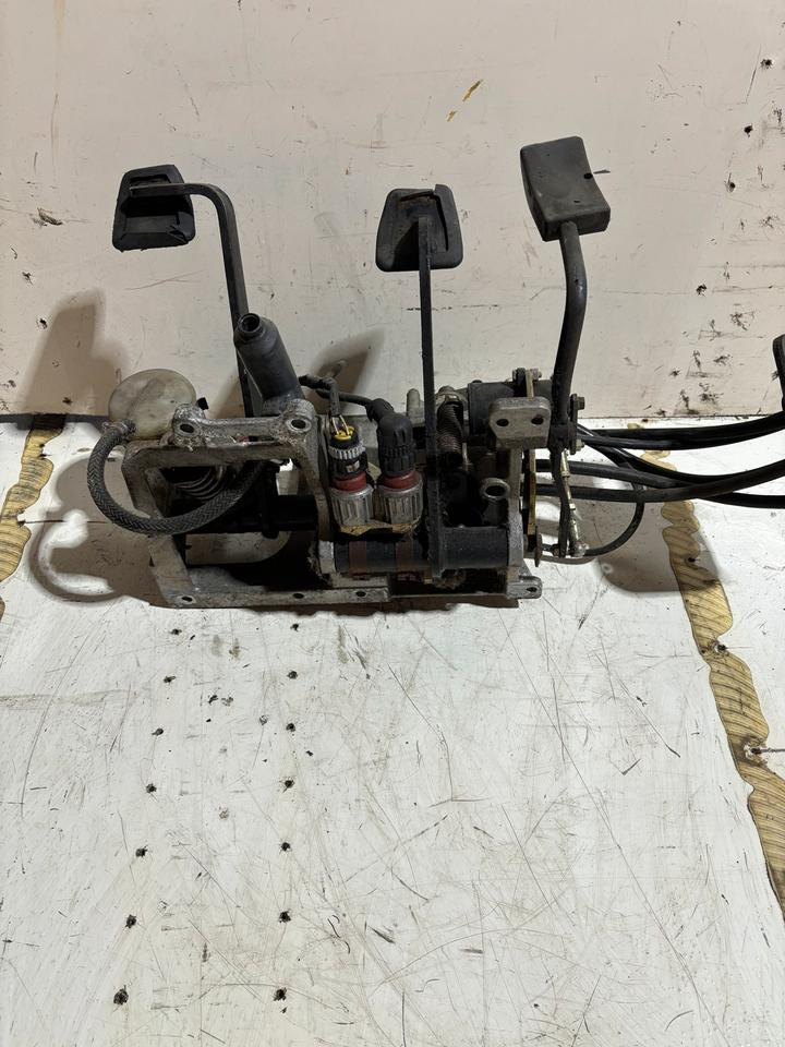 KNORR-BREMSE Fußbremsventil MB4825/35372 - Bremsventil für LKW: das Bild 2 KNORR-BREMSE Fußbremsventil MB4825/35372 - Bremsventil für LKW: das Bild 2