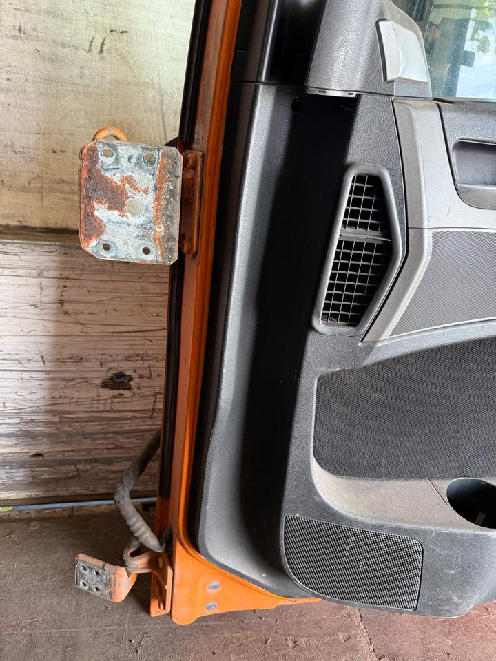 MAN TGS EU6 Beifahrertür Orange Spiegel Innenverkleidung LN 81 - Tür und Teile für LKW: das Bild 3 MAN TGS EU6 Beifahrertür Orange Spiegel Innenverkleidung LN 81 - Tür und Teile für LKW: das Bild 3