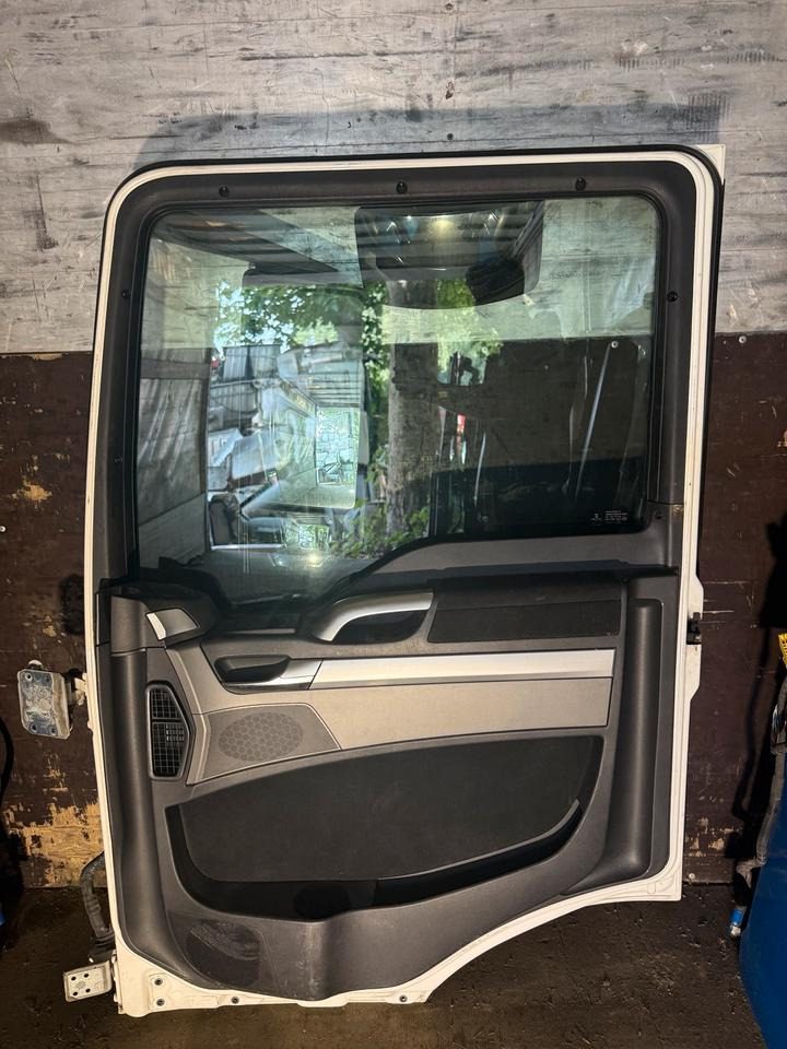 MAN TGS EU6 Beifahrertür Weiß Spiegel Innenverkleidung LN 57 - Tür und Teile für LKW: das Bild 2 MAN TGS EU6 Beifahrertür Weiß Spiegel Innenverkleidung LN 57 - Tür und Teile für LKW: das Bild 2
