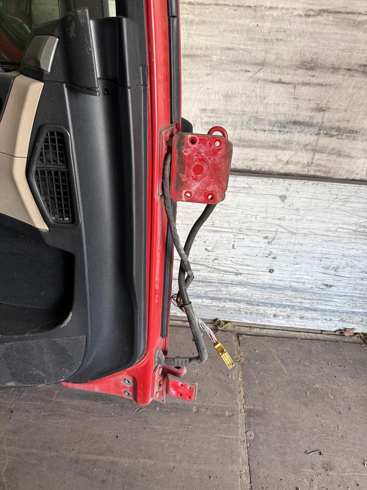 MAN TGX Fahrertür Rot Spiegel Innenverkleidung LN 63 - Tür und Teile für LKW: das Bild 3 MAN TGX Fahrertür Rot Spiegel Innenverkleidung LN 63 - Tür und Teile für LKW: das Bild 3