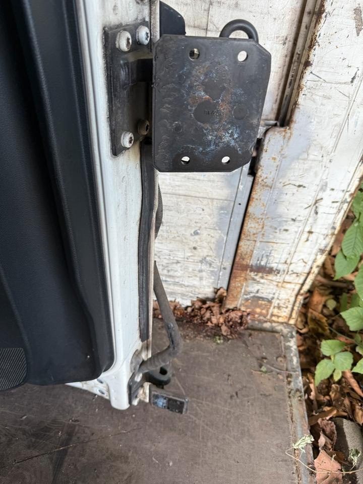 MAN TGX Fahrertür Weiß mit Spiegel Innenverkleidung LN 84 - Tür und Teile für LKW: das Bild 3 MAN TGX Fahrertür Weiß mit Spiegel Innenverkleidung LN 84 - Tür und Teile für LKW: das Bild 3