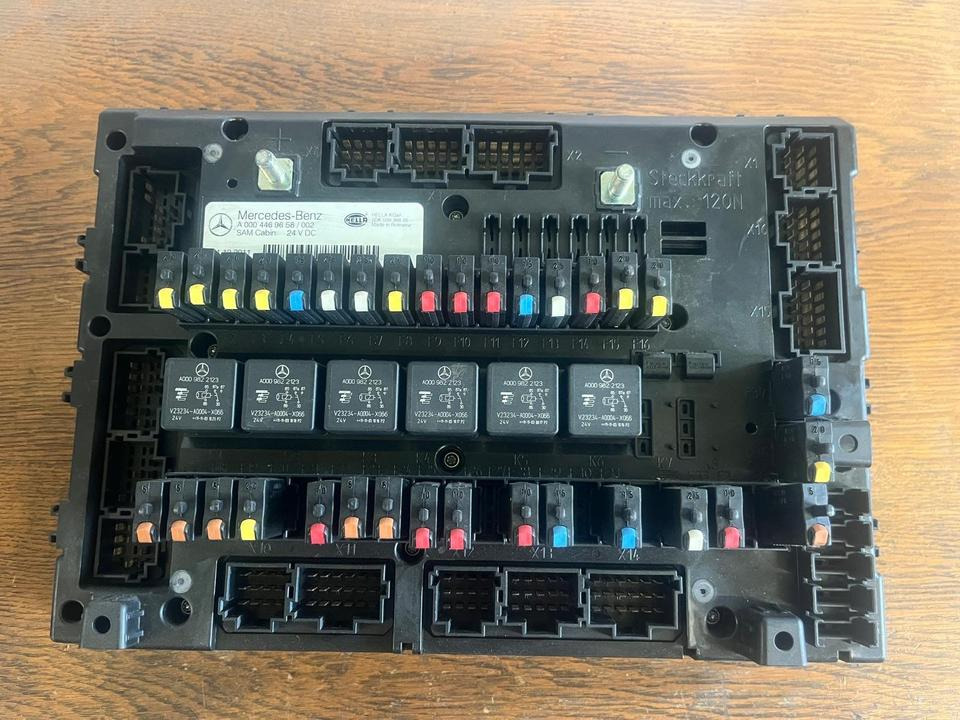 Mercedes Actros MP4 SAM Cabin Sicherungskasten A0004469658 - Sicherung für LKW: das Bild 2 Mercedes Actros MP4 SAM Cabin Sicherungskasten A0004469658 - Sicherung für LKW: das Bild 2