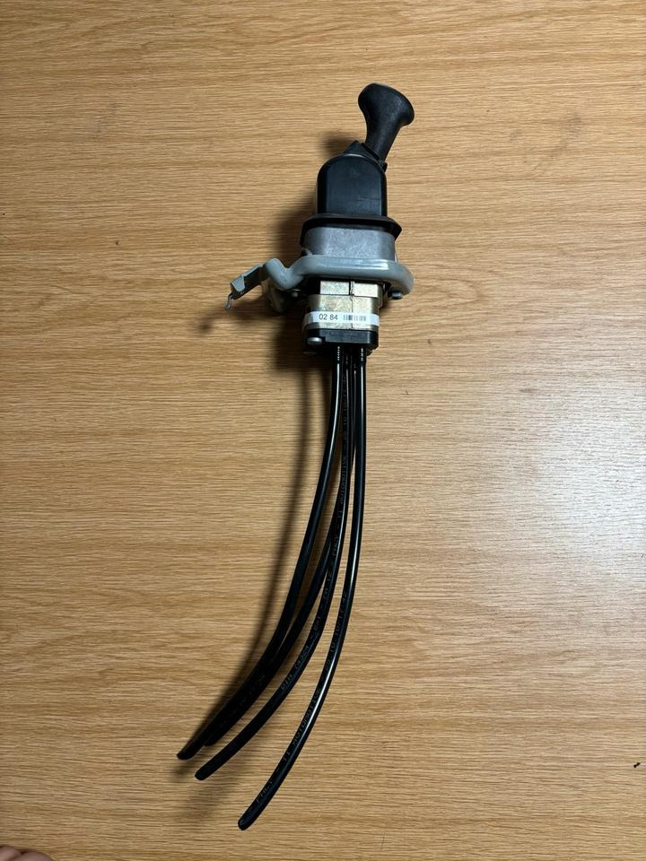 Mercedes KNORR-BREMSE Bremsventil Handbremsventil A0004200284 - Bremsventil für LKW: das Bild 2 Mercedes KNORR-BREMSE Bremsventil Handbremsventil A0004200284 - Bremsventil für LKW: das Bild 2