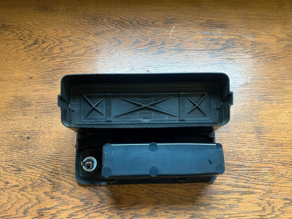Mercedes Luftdüse Vorne Mitte A9438300354 - Fahrerhaus und Interieur für LKW: das Bild 3 Mercedes Luftdüse Vorne Mitte A9438300354 - Fahrerhaus und Interieur für LKW: das Bild 3