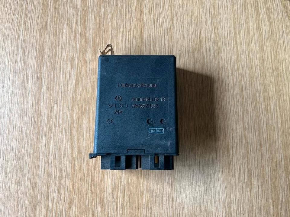Mercedes VDO Funkfernbedienung Steuergerät A 000 446 02 18 - Steuergerät für LKW: das Bild 1 Mercedes VDO Funkfernbedienung Steuergerät A 000 446 02 18 - Steuergerät für LKW: das Bild 1
