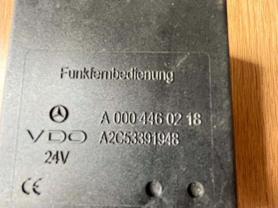 Mercedes VDO Funkfernbedienung Steuergerät A 000 446 02 18 - Steuergerät für LKW: das Bild 2 Mercedes VDO Funkfernbedienung Steuergerät A 000 446 02 18 - Steuergerät für LKW: das Bild 2