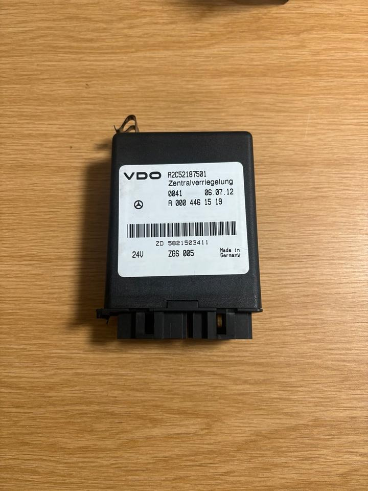 Mercedes VDO Zentralverriegelung Steuergerät A0004461519 - Steuergerät für LKW: das Bild 1 Mercedes VDO Zentralverriegelung Steuergerät A0004461519 - Steuergerät für LKW: das Bild 1