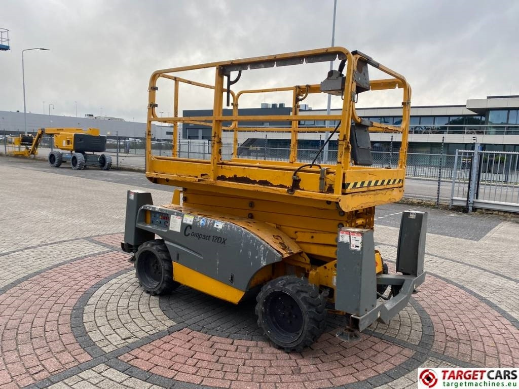 Haulotte Compact 12DX Diesel 4x4 Scissor Work Lift 1206cm - Scherenbühne: das Bild 2 Haulotte Compact 12DX Diesel 4x4 Scissor Work Lift 1206cm - Scherenbühne: das Bild 2