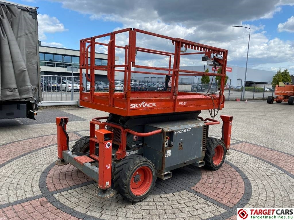 SkyJack SJ6832 RT 6832 Diesel 4x4 Scissor Work Lift 1180cm - Scherenbühne: das Bild 3 SkyJack SJ6832 RT 6832 Diesel 4x4 Scissor Work Lift 1180cm - Scherenbühne: das Bild 3