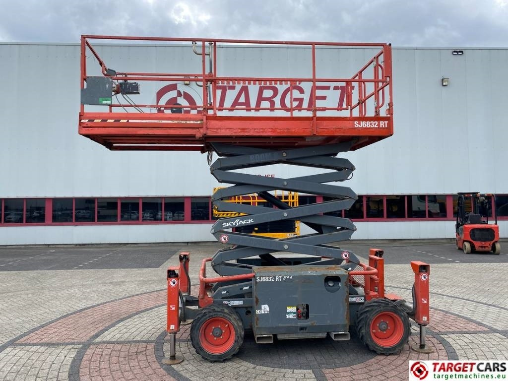 SkyJack SJ6832 RT 6832 Diesel 4x4 Scissor Work Lift 1180cm - Scherenbühne: das Bild 5 SkyJack SJ6832 RT 6832 Diesel 4x4 Scissor Work Lift 1180cm - Scherenbühne: das Bild 5