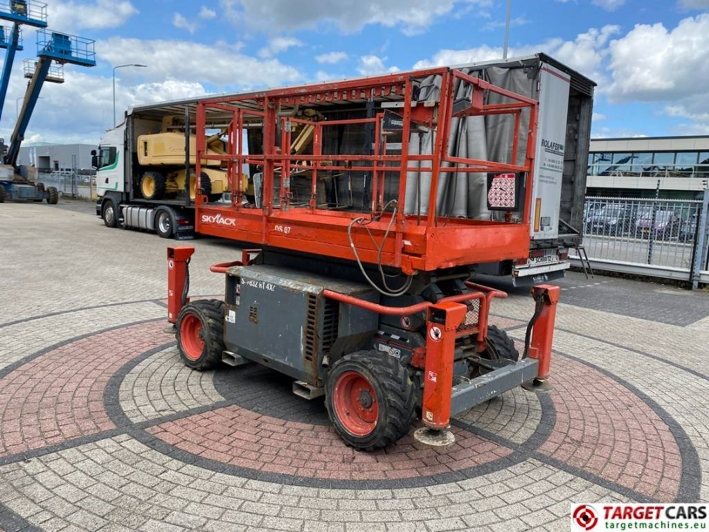 SkyJack SJ6832 RT 6832 Diesel 4x4 Scissor Work Lift 1180cm - Scherenbühne: das Bild 2 SkyJack SJ6832 RT 6832 Diesel 4x4 Scissor Work Lift 1180cm - Scherenbühne: das Bild 2