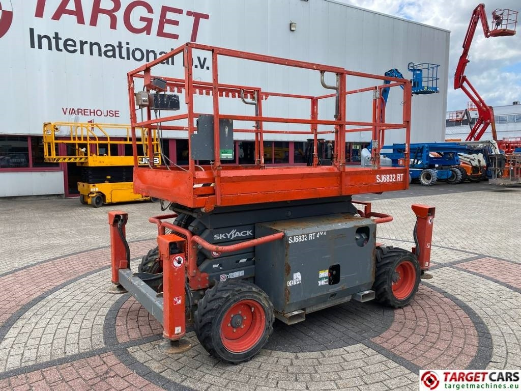SkyJack SJ6832 RT 6832 Diesel 4x4 Scissor Work Lift 1180cm - Scherenbühne: das Bild 1 SkyJack SJ6832 RT 6832 Diesel 4x4 Scissor Work Lift 1180cm - Scherenbühne: das Bild 1