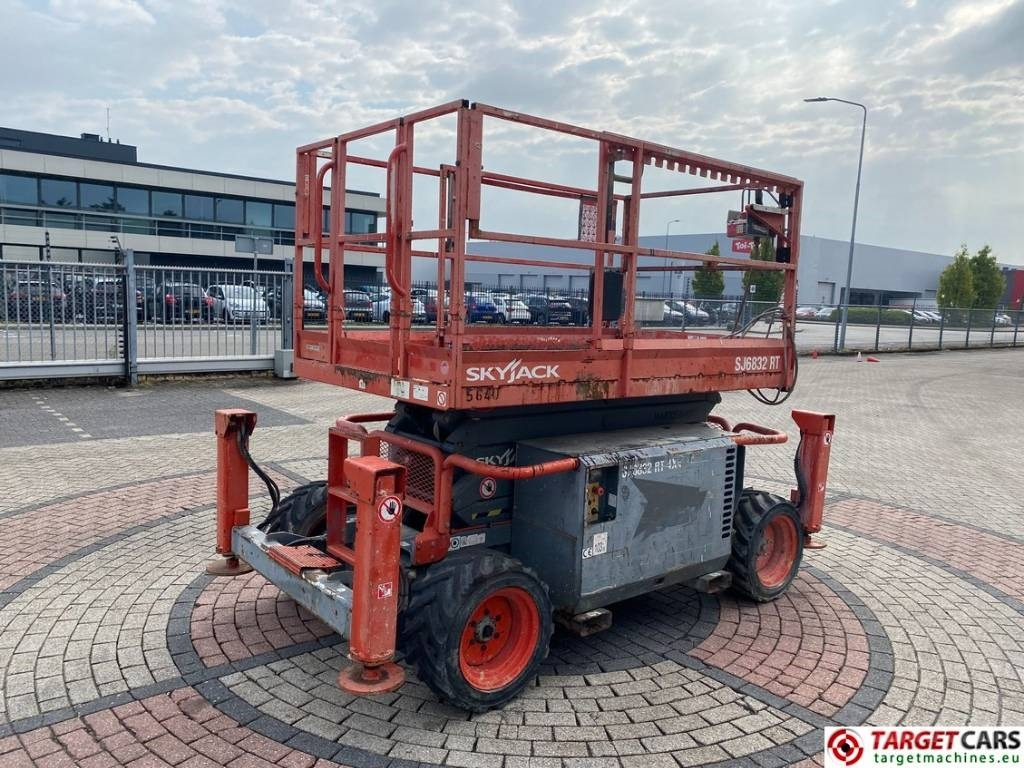 SkyJack SJ6832 RT Diesel 4x4 Scissor Work Lift 1180cm - Scherenbühne: das Bild 3 SkyJack SJ6832 RT Diesel 4x4 Scissor Work Lift 1180cm - Scherenbühne: das Bild 3