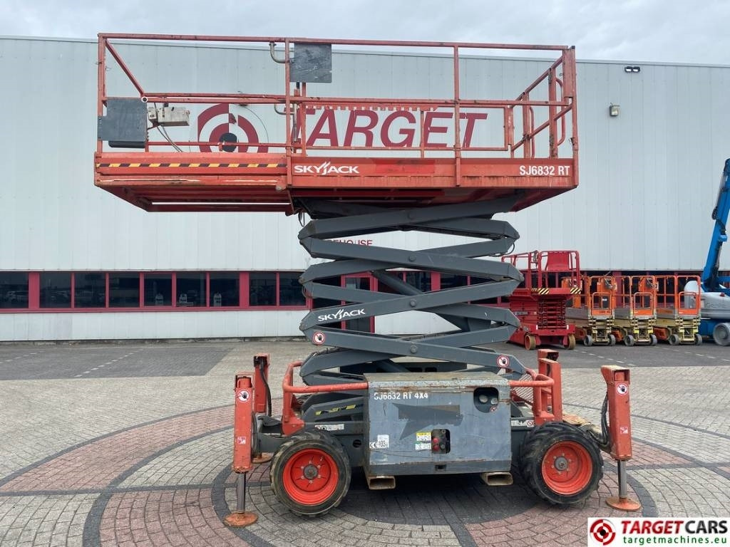 SkyJack SJ6832 RT Diesel 4x4 Scissor Work Lift 1180cm - Scherenbühne: das Bild 5 SkyJack SJ6832 RT Diesel 4x4 Scissor Work Lift 1180cm - Scherenbühne: das Bild 5
