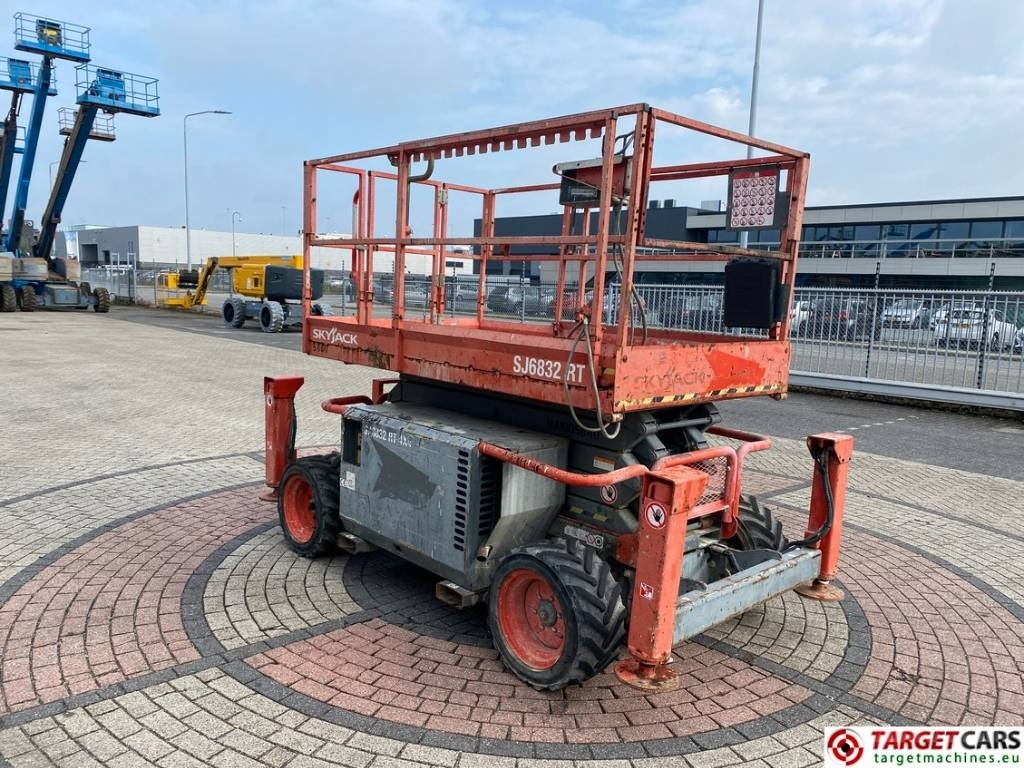 SkyJack SJ6832 RT Diesel 4x4 Scissor Work Lift 1180cm - Scherenbühne: das Bild 2 SkyJack SJ6832 RT Diesel 4x4 Scissor Work Lift 1180cm - Scherenbühne: das Bild 2