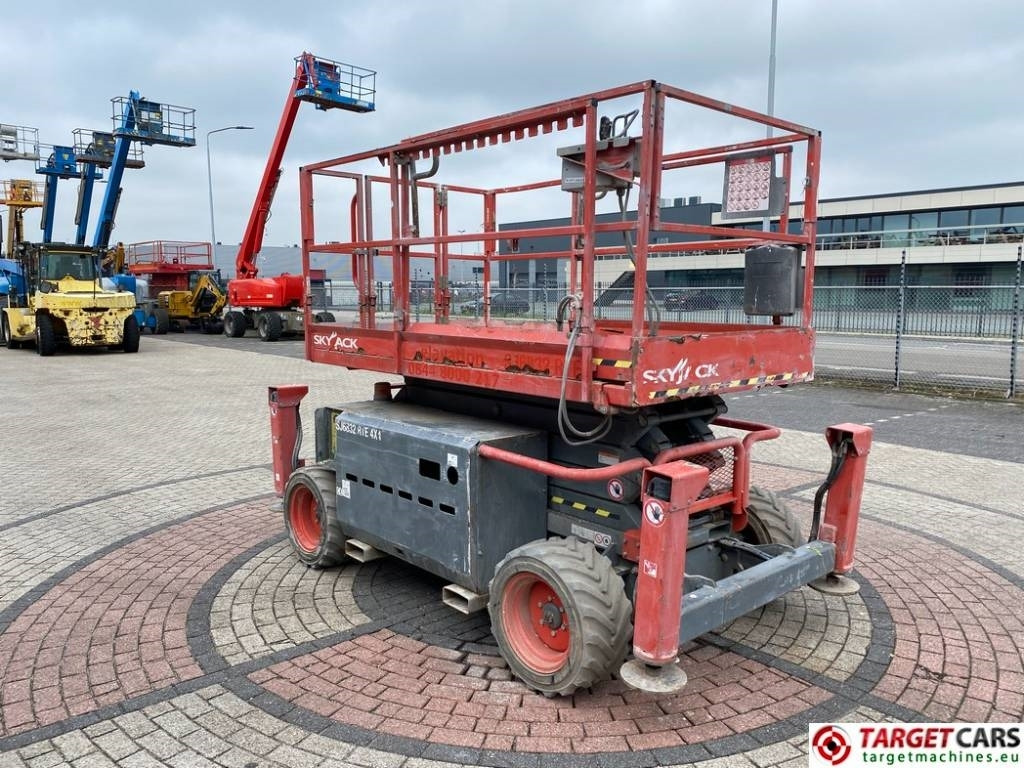 SkyJack SJ6832 RTE Electric 4x4 Scissor Work Lift 1175cm - Scherenbühne: das Bild 2 SkyJack SJ6832 RTE Electric 4x4 Scissor Work Lift 1175cm - Scherenbühne: das Bild 2