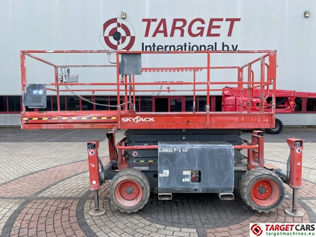 SkyJack SJ6832 RTE Electric 4x4 Scissor Work Lift 1175cm - Scherenbühne: das Bild 5 SkyJack SJ6832 RTE Electric 4x4 Scissor Work Lift 1175cm - Scherenbühne: das Bild 5