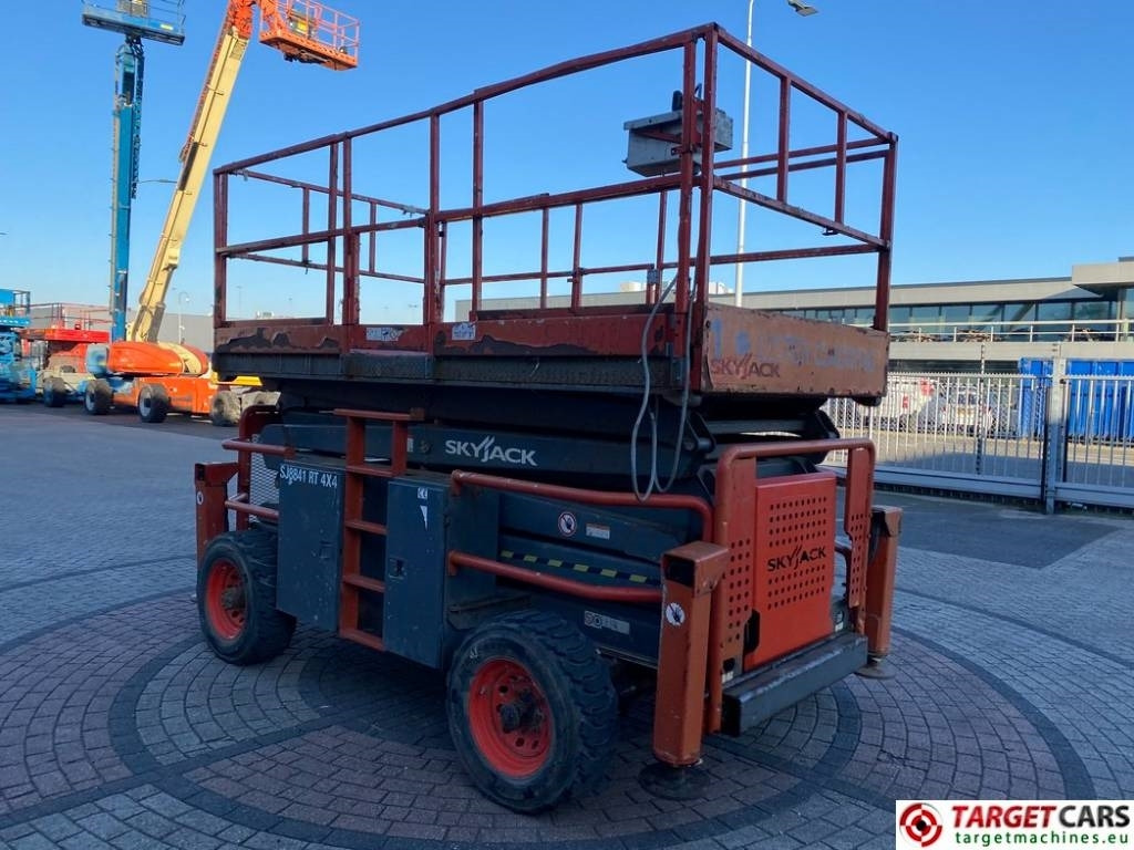 SkyJack SJ8841 RT Diesel 4x4 Scissor Work Lift 1430cm - Scherenbühne: das Bild 2 SkyJack SJ8841 RT Diesel 4x4 Scissor Work Lift 1430cm - Scherenbühne: das Bild 2