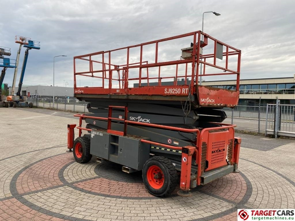 SkyJack SJ9250 RT Diesel 4x4 Scissor 9250 Work Lift 1720cm - Scherenbühne: das Bild 2 SkyJack SJ9250 RT Diesel 4x4 Scissor 9250 Work Lift 1720cm - Scherenbühne: das Bild 2