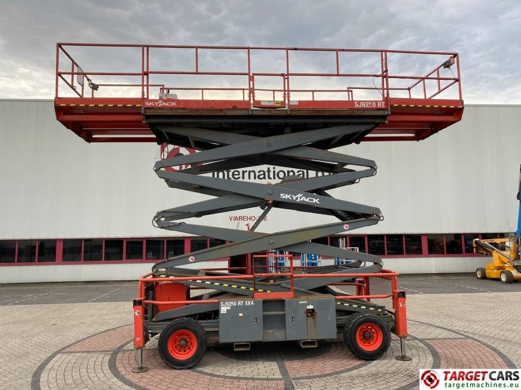 SkyJack SJ9250 RT Diesel 4x4 Scissor 9250 Work Lift 1720cm - Scherenbühne: das Bild 5 SkyJack SJ9250 RT Diesel 4x4 Scissor 9250 Work Lift 1720cm - Scherenbühne: das Bild 5