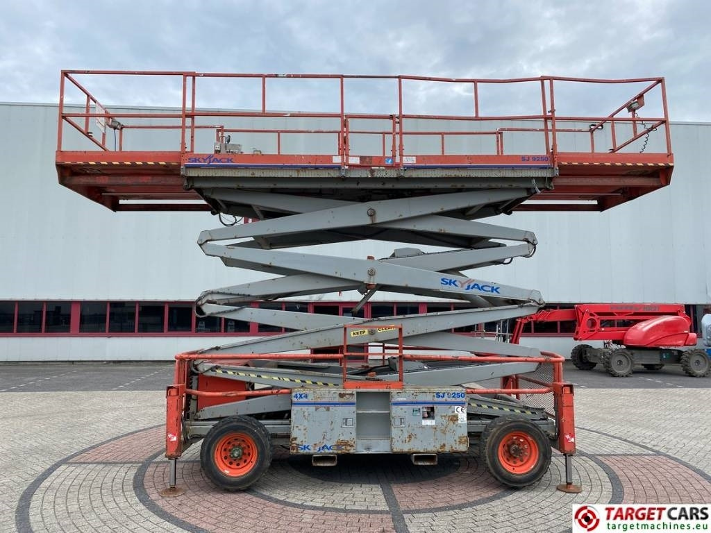 SkyJack SJ9250 RT Diesel Scissor Work Lift 1720cm - Scherenbühne: das Bild 5 SkyJack SJ9250 RT Diesel Scissor Work Lift 1720cm - Scherenbühne: das Bild 5