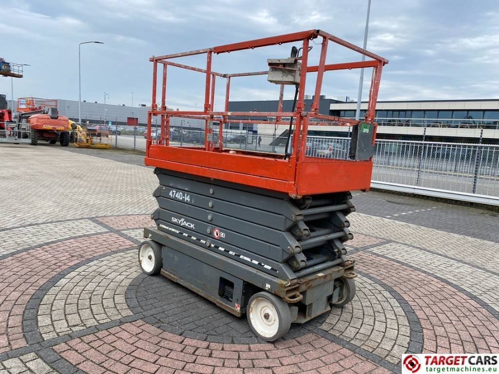 SkyJack SJIII-4740 Electric Scissor Work Lift 1380cm - Scherenbühne: das Bild 2 SkyJack SJIII-4740 Electric Scissor Work Lift 1380cm - Scherenbühne: das Bild 2