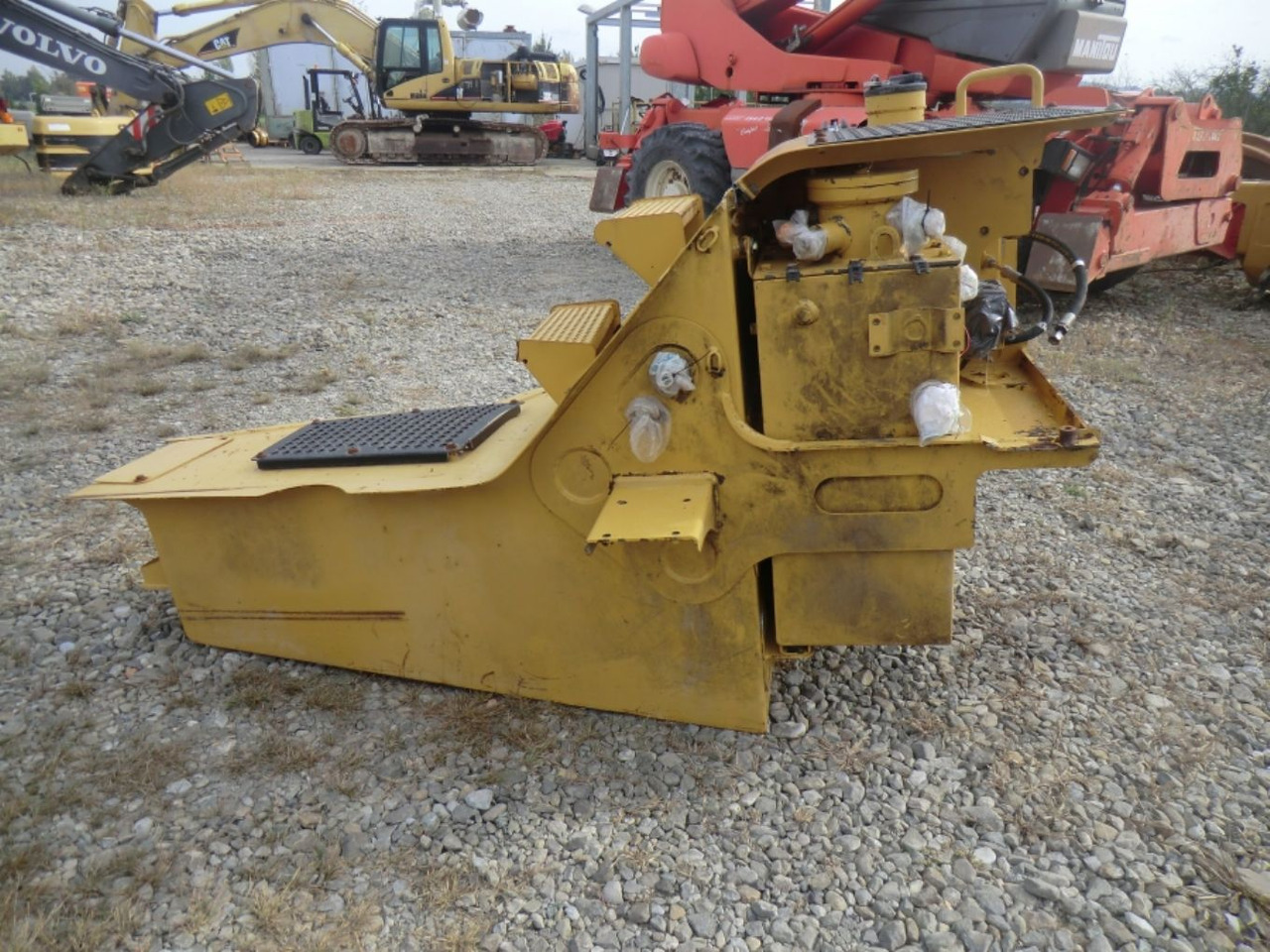 Caterpillar 735 Serbatoio gasolio - Kraftstofftank für Baumaschine: das Bild 2 Caterpillar 735 Serbatoio gasolio - Kraftstofftank für Baumaschine: das Bild 2