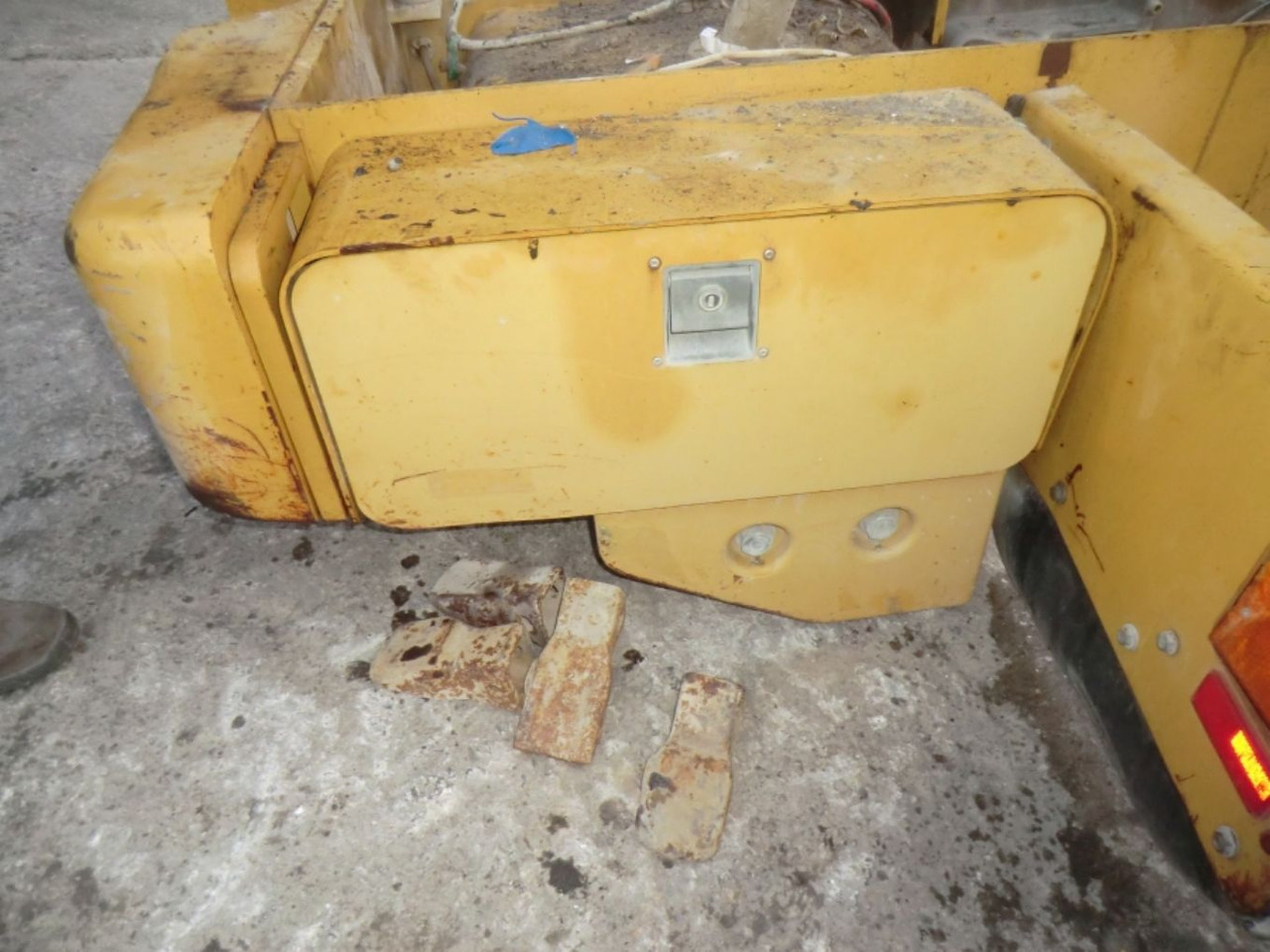 Caterpillar 928G TELAIO POSTERIORE COMPLETO DI SERBATOIO GASOLIO E CONTRAPPESI LATERALI - Kraftstofftank für Baumaschine: das Bild 2 Caterpillar 928G TELAIO POSTERIORE COMPLETO DI SERBATOIO GASOLIO E CONTRAPPESI LATERALI - Kraftstofftank für Baumaschine: das Bild 2