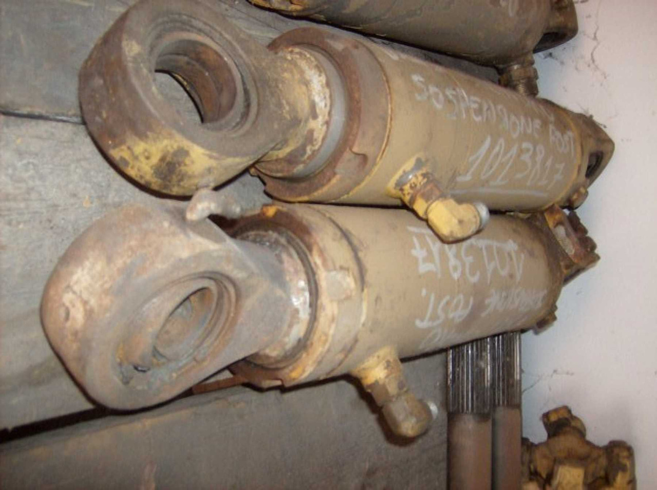 Caterpillar D300D CILINDRI DI SOSPENSIONE POSTERIORE - Hydraulikzylinder für Baumaschine: das Bild 1 Caterpillar D300D CILINDRI DI SOSPENSIONE POSTERIORE - Hydraulikzylinder für Baumaschine: das Bild 1