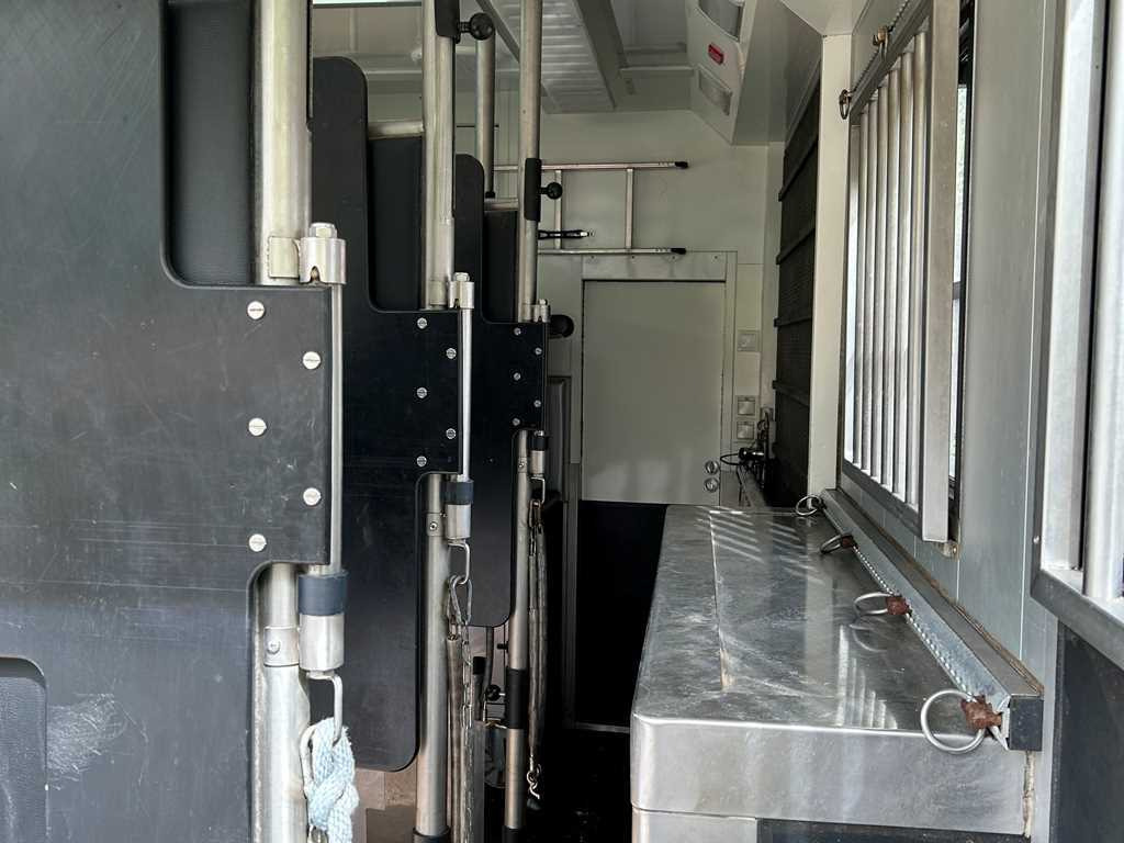 Volvo STX FL, FOR 6 PEOPLE, FOR TRANSPORTING FIVE HORSES, CAMERA, 2X HYDRAULIC FRONT - Pferdetransporter: das Bild 5 Volvo STX FL, FOR 6 PEOPLE, FOR TRANSPORTING FIVE HORSES, CAMERA, 2X HYDRAULIC FRONT - Pferdetransporter: das Bild 5