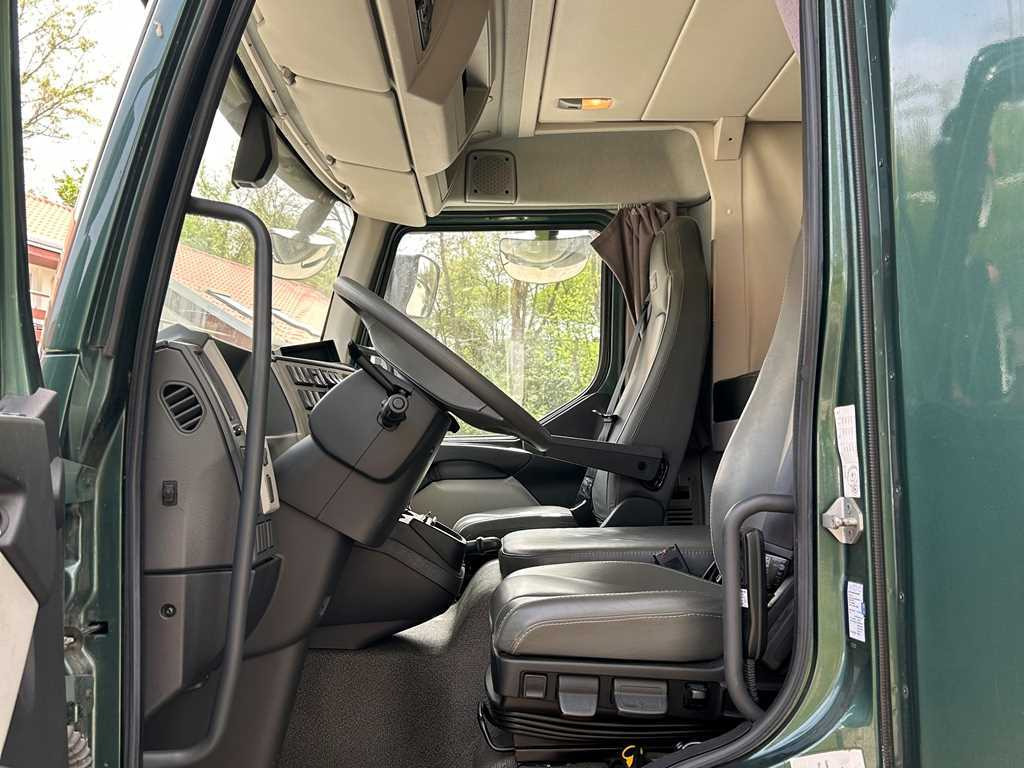 Volvo STX FL, FOR 6 PEOPLE, FOR TRANSPORTING FIVE HORSES, CAMERA, 2X HYDRAULIC FRONT - Pferdetransporter: das Bild 3 Volvo STX FL, FOR 6 PEOPLE, FOR TRANSPORTING FIVE HORSES, CAMERA, 2X HYDRAULIC FRONT - Pferdetransporter: das Bild 3