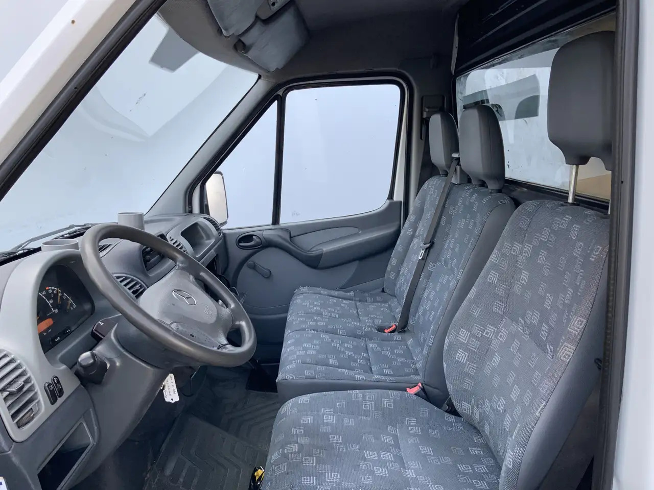 Mercedes-Benz Sprinter 208 CDI 2.2 355 L2H1 3 Zits Imperiaal Trap Trekhaa - Kastenwagen: das Bild 4 Mercedes-Benz Sprinter 208 CDI 2.2 355 L2H1 3 Zits Imperiaal Trap Trekhaa - Kastenwagen: das Bild 4