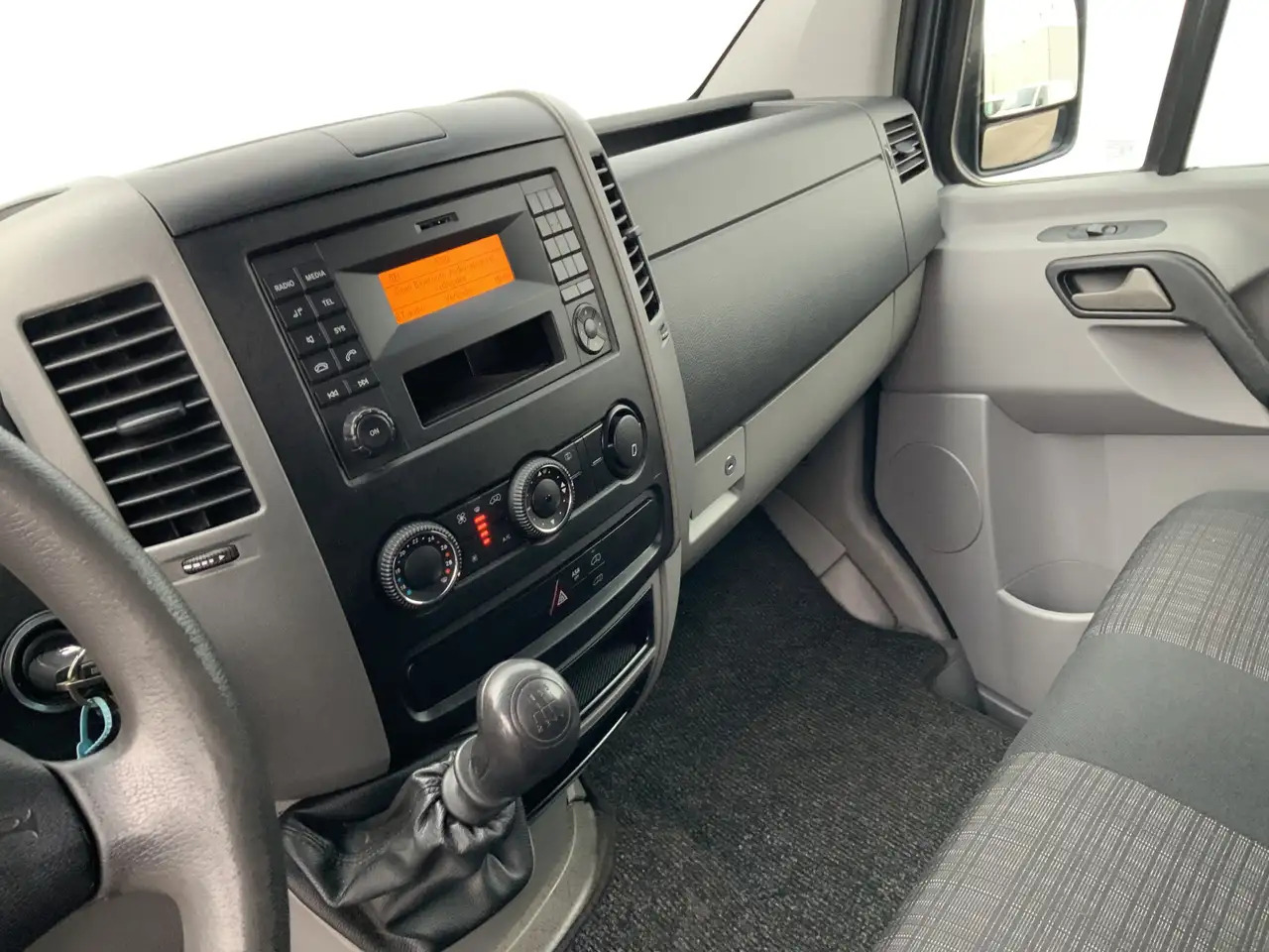 Mercedes-Benz Sprinter 311 2.2 CDI 366 L2H1 Airco 3 Zits Opstap& Trekhaak - Kastenwagen: das Bild 5 Mercedes-Benz Sprinter 311 2.2 CDI 366 L2H1 Airco 3 Zits Opstap& Trekhaak - Kastenwagen: das Bild 5