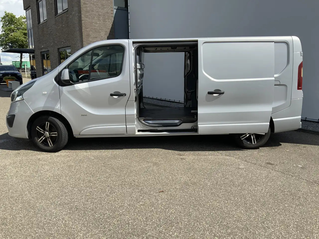 Opel Vivaro 1.6 CDTI L2H1 Sport EcoFlex (MOTOR DEFECT !!!!)Air - Kastenwagen: das Bild 4 Opel Vivaro 1.6 CDTI L2H1 Sport EcoFlex (MOTOR DEFECT !!!!)Air - Kastenwagen: das Bild 4